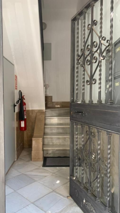 Violeta Apartment With Cozy Balcony Sevilla Exterior photo
